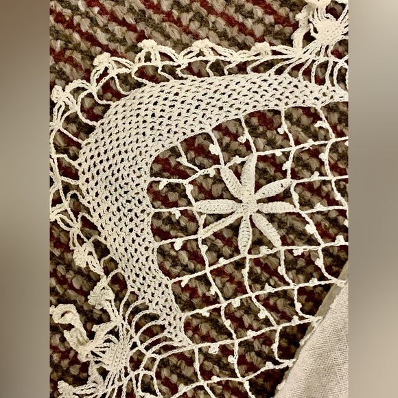 Early 20th Century Antique Hand Crocheted Trim Cotton Linen Round Table Cloth - Picture 7 of 9